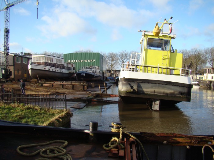 De Vrevia rijst uit het water. Op de achtergrond weer een andere oud-collega. Het is voormalig passagierschip Amandi die begin vorige eeuw op de lijndienst Leiden-Amsterdam voer voor de Leidsche Stoomboot Maatschappij De Volharding.